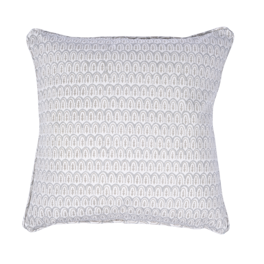 Decorative pillows with a printed pattern with cloud dancer colour 